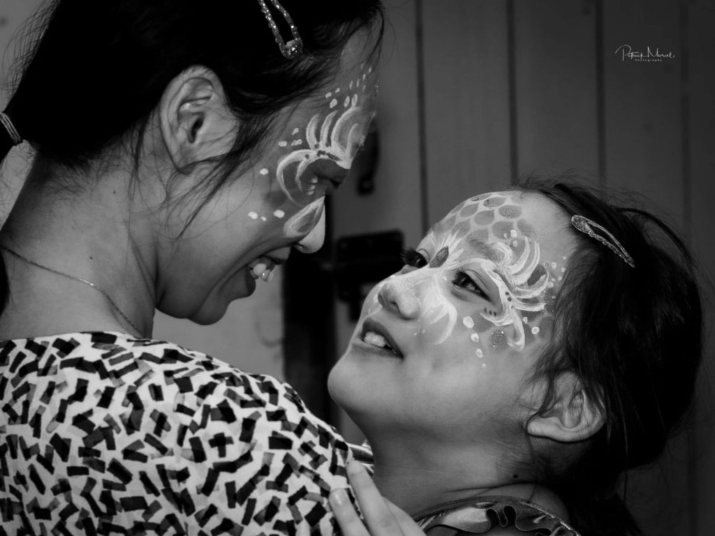 maquillage maman et fille en sirène noir et blanc profil