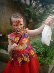 maquillage fille tigre en magicienne baguette magique foulard