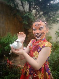 maquillage fille tigre colombe dans les mains